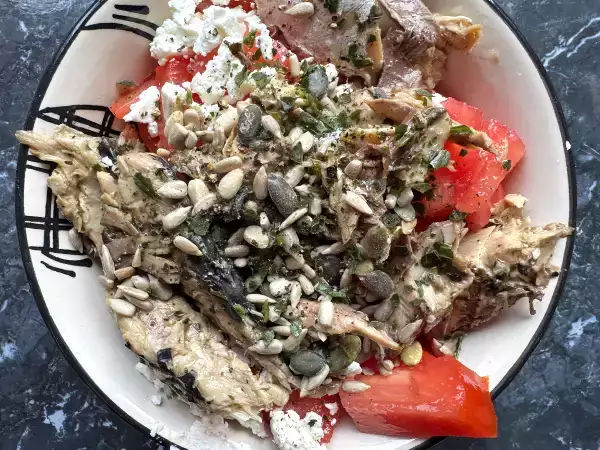 Recette Transforme ta boite de maquereau en salade avec de la tomate et de la feta!