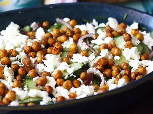 Recette Salade de concombre, pois chiches rôtis, avocat et feta