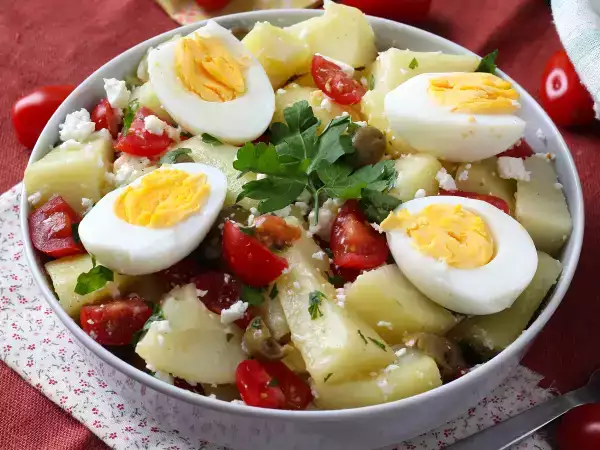 Recette Salade de pommes de terre à la feta, œufs et tomates cerises