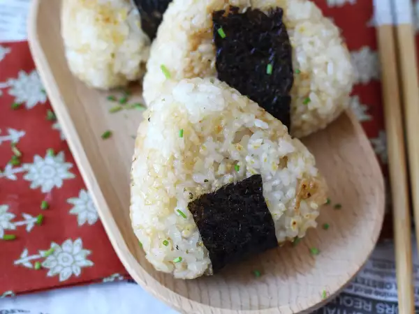 Recette Onigiri grillés garnis de fromage fondant: vous allez les dévorer!