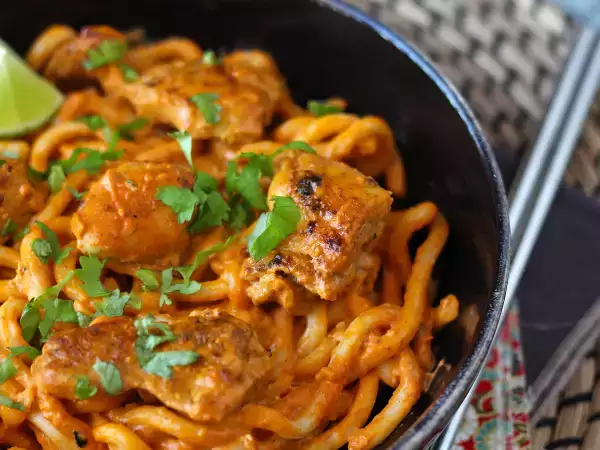 Recette Nouilles udon au poulet avec une sauce curry thaï onctueuse