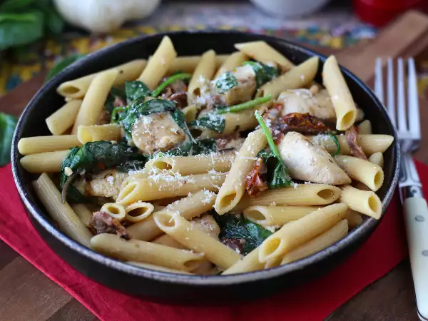 Recette Marry me chicken pasta : pâtes crémeuses au poulet, tomates séchées et parmesan