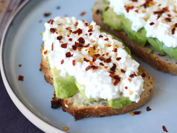 Recette Toast avocat et cottage cheese au miel épicé
