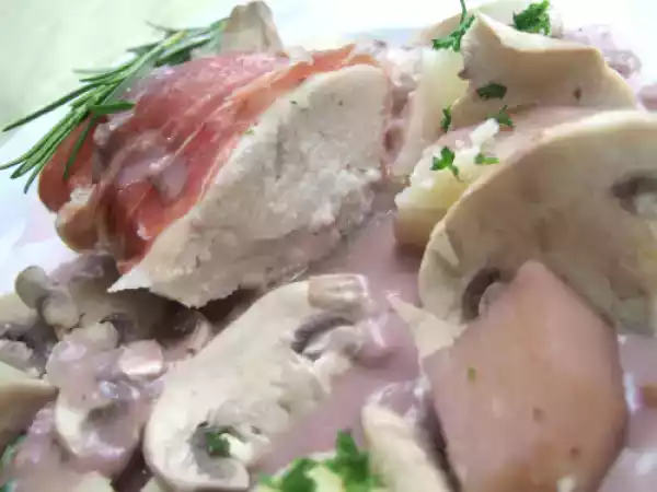 Recette Roulés de blanc de poulet en robe de jambon sauce au vin