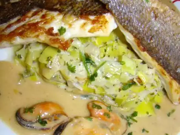 Recette Filet de bar a l'unilateral, compotee de poireaux et sauce moule