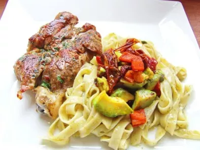 Recette Cuisses de poulet marinées à la provençale, tomates séches, pâtes au pesto..