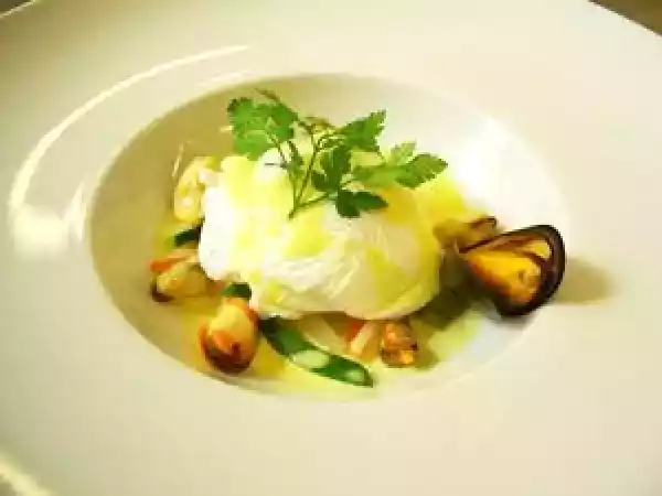 Recette Oeuf poché en marinière de moules aux petits légumes et curry...