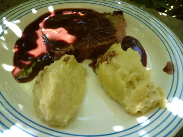 Recette Rôti de porc mariné, sauce grand-veneur et purée de pommes de terre et céleri rave