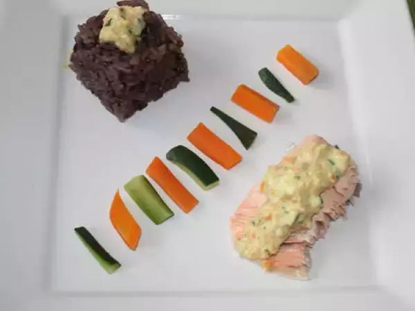 Recette Dos de saumon au riz violet et sa sauce aux légumes