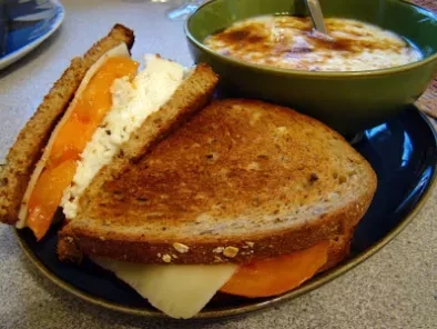 Recette Sandwich petit-déjeuner oeuf-tomate-fromage - 4, 5 pts ww