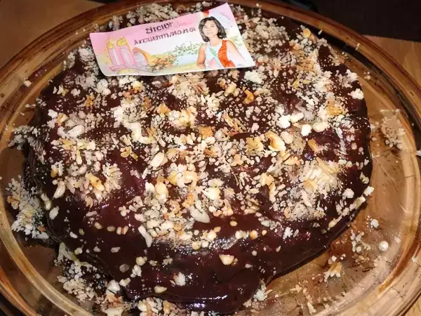 Recette Gâteau d'anniversaire au chocolat et aux noisettes caramélisées