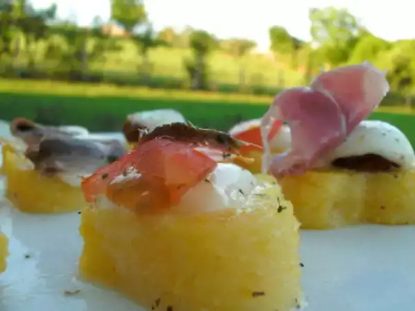 Recette Bouchées de polenta, mozzarella tomate