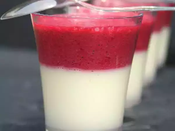 Recette Petites verrines de panna cotta chocolat blanc sur coulis mousseux de fruits rouges
