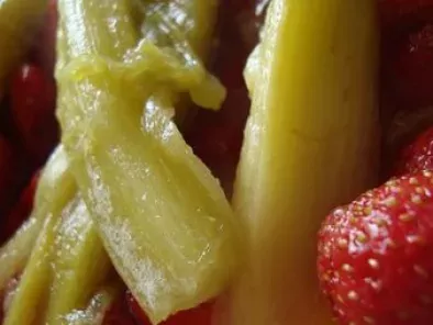 Recette Batons de rhubarbe confite a la fraise, jus d'orange