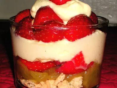 Recette Verrines de fraises et rubharbe compotée, délice de mascarpone