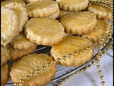 Recette Petits gâteaux de noël aux amandes ou aux noix ( schwobebredle )