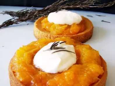Recette Tartelettes aux abricots compotes et mousse de mascarpone au romarin.