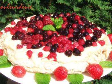 Recette Pavlova à la crème pâtissière vanillée et aux fruits rouges