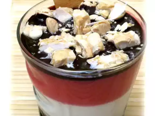 Recette Verrine mousse banane, gelée de fraise sur lit de chocolat et éclats de nougat