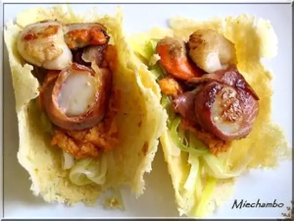 Recette Tuiles de parmesan aux noix de st-jacques sur lit de poireau