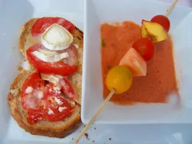 Recette Gaspacho et tartine de chévre avec sa brochette de fruits!!