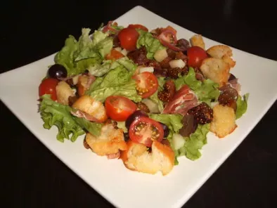 Recette Salade aux figues, raisins, jambon de bayonne et issau-itary