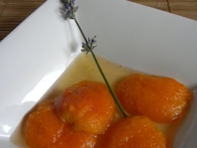Recette Abricots pochés vanillés & parfumés à la lavande