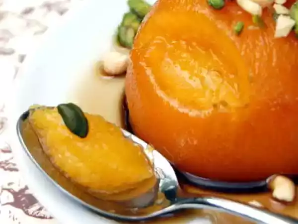 Recette Pêches pochées à la verveine et aux amandes fraiches