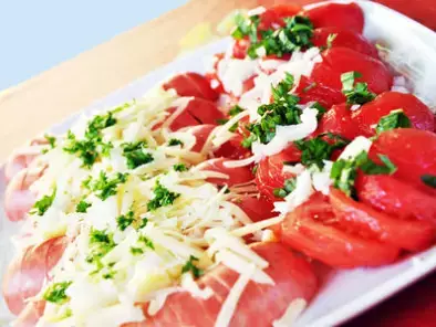 Recette Salade estivale aux parfums d'alsace : gruyère, cervelas & tomates