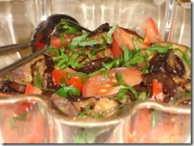 Recette Salade d'aubergines grillées aux oignons rouges confits et tomates fraîches