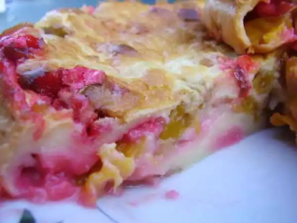 Recette Clafoutis aux mirabelles et aux pralines roses.