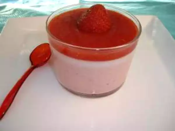 Recette Douceur de panna cotta aux fraises et lait de coco
