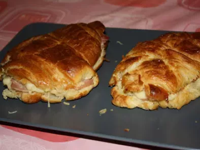 Recette Cuisiner les restes #1 : croissants jambon-fromage à la béchamel