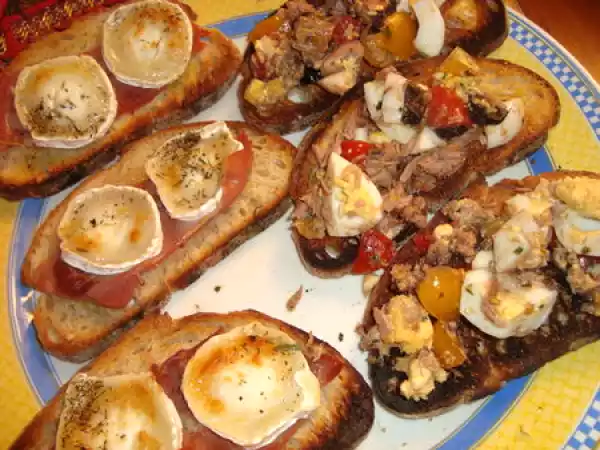 Recette Brunchetta thon-œuf-olives noires ou brunchetta chèvre-jambon cru ?