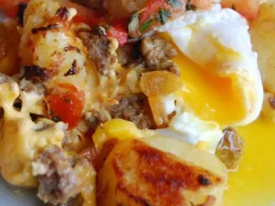 Recette Soulfood - beef'n cheese potatoes with poached eggs