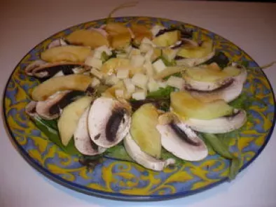 Recette Salade d'automne vitaminée : pommes, champignons, comté et sa vinaigrette noisette
