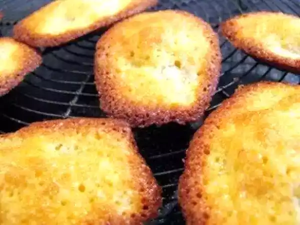 Recette Biscuits à la banane dans sa petite robe en sauce au chocolat.