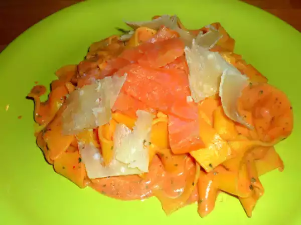 Recette Tagliatelles au saumon fumé, crème tomatée