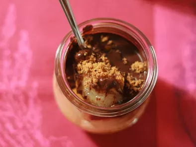 Recette Pots de compote pomme-poire, miettes de spéculoos & chocolat chaud
