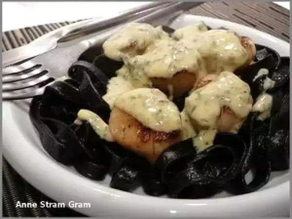 Recette Noix de saint jacques, sauce à l'oseille sur tagliatelles à l'encre de seiche