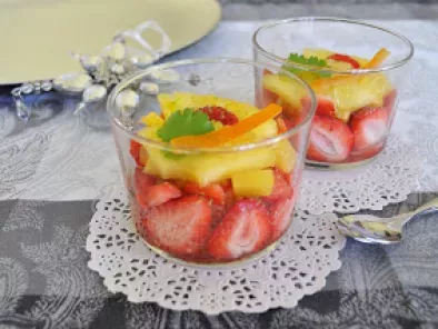 Recette Duo ananas-fraises au sirop de vanille et coriandre fraiche