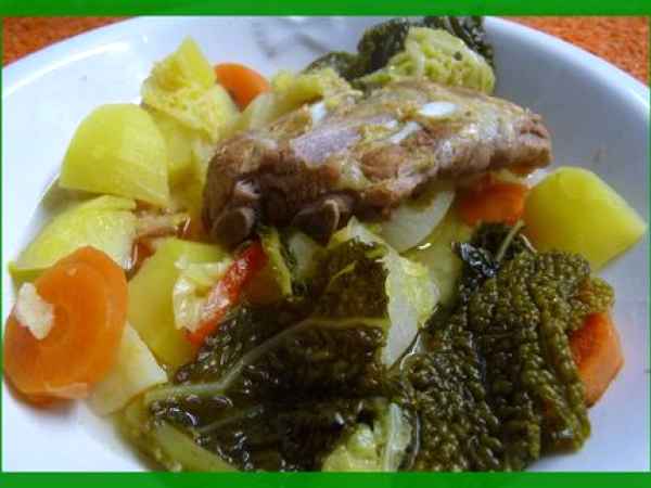 Potée bien garnie au lard, chou frisé, carottes, pommes de terre