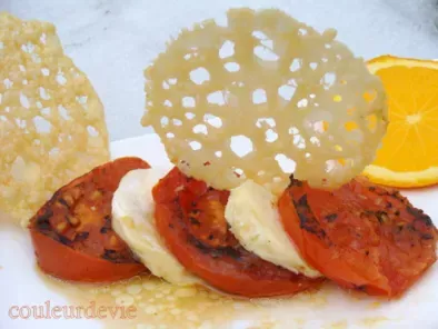 Recette Tranches de tomates grillées, tuiles au parmesan et vinaigrette aux agrumes