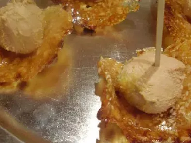 Recette Bouchées de foie gras sur tuiles de sésame.