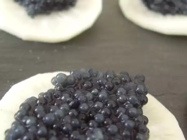 Recette Oeufs de lump sur canapés de radis noir.