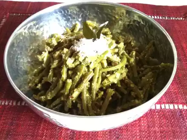 Recette Payere barve (haricots verts sautés à la noix de coco) (inde)