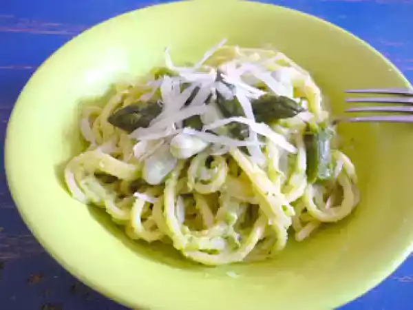 Recette Spaghetti à la crème de fèves et aux asperges vertes