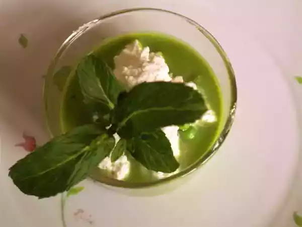 Recette Attention combustible ! : cappuccino de petits pois et mousse lègère