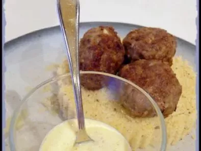 Recette Boulettes de boeuf, sauce au yaourt citronnée et semoule à la menthe