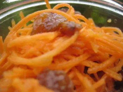 Recette Petite salade de carottes/raisins, vinaigrette cumin/orange